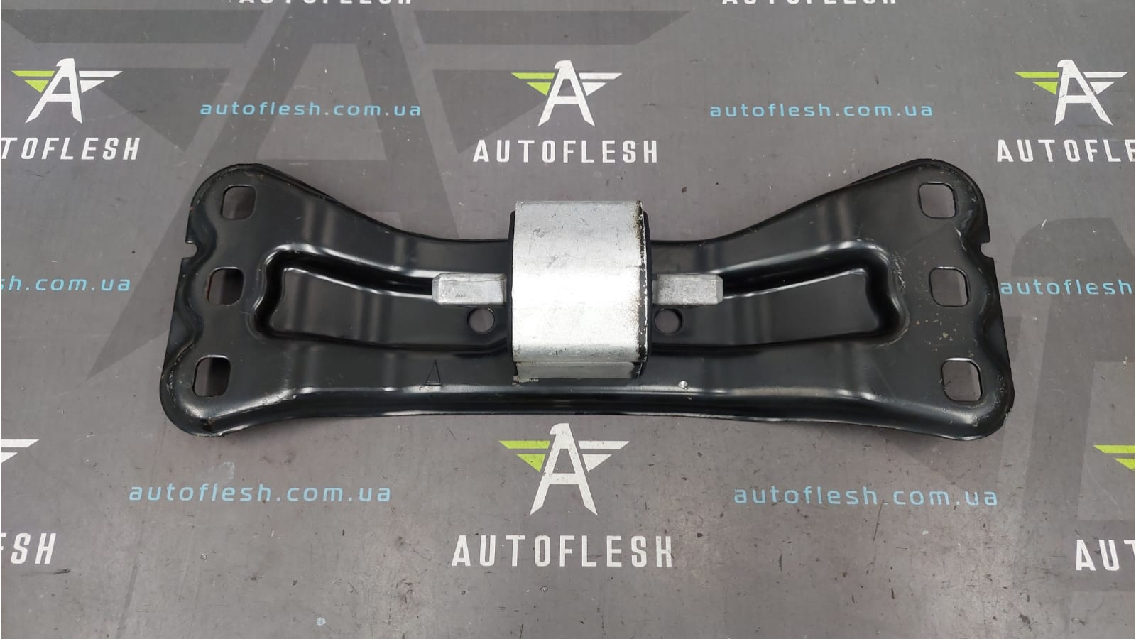 Кронштейн КПП/ подушка коробки передач A2202400118, A2032420601 Mercedes Мерседес бу